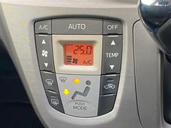【オートエアコン】オートエアコンは温度を設定すれば自動で快適な状態をキープしてくれるので運転中の温度操作が減り安全面でも安心ですね。 4