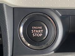 【スマートキー】バックやポケットに入れたままでもドアの開け閉めが可能なスマートキーを装備。エンジンのオン・オフ時もカギを取り出す必要が無いからとっても便利です♪ 7