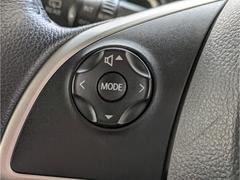 【ステアリングスイッチ】オーディオのボリュームの調節や、ラジオのチャンネルの変更、電話の受け取りなどを可能にします。運転中に目線を下げずに操作可能です。 5