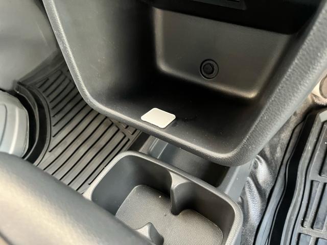 キャリイトラック ＫＣエアコン・パワステ　１年保証付　４ＷＤ　エアコン　シガーソケット　ラジオ　オートマチック　ＡＢＳ　運転席エアバッグ　助手席エアバッグ　最大積載量３５０ｋｇ（20枚目）