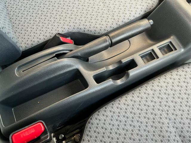 キャリイトラック ＫＣエアコン・パワステ　１年保証付　４ＷＤ　エアコン　シガーソケット　ラジオ　オートマチック　ＡＢＳ　運転席エアバッグ　助手席エアバッグ　最大積載量３５０ｋｇ（21枚目）