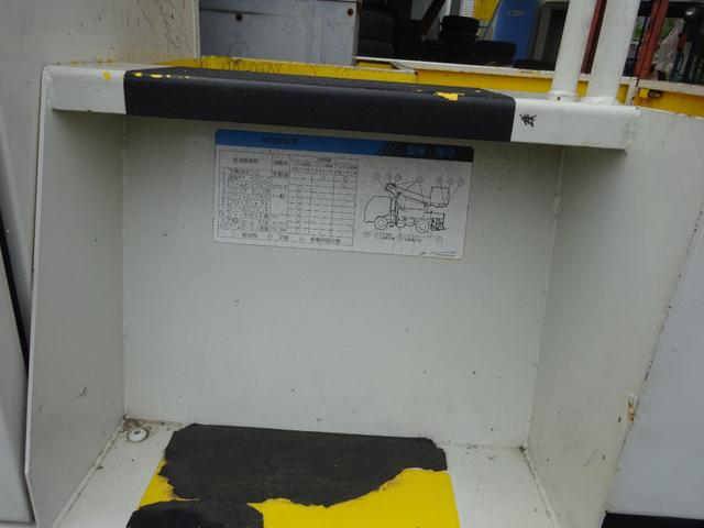 デュトロ 　高所作業車　オートマ　ＥＴＣ　作業床車載荷重２００ｋｇ　最大積載量１５０ｋｇ　前後アウトリガー　エアバック　左右棚付き　ＡＭＦＭラジオ（21枚目）
