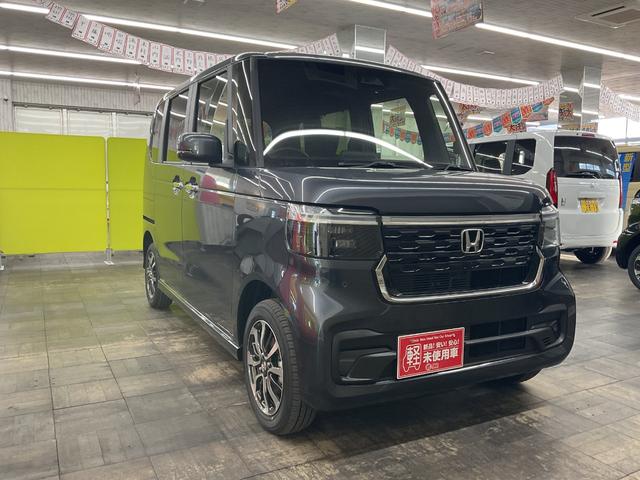 Ｎ－ＢＯＸカスタム ベースグレード　４ＷＤ　届出済未使用車　スマートキー　アイドリングストップ　衝突被害軽減システム　盗難防止システム　クリアランスソナー　シートヒーター　バックカメラ　サイドカメラ　ＬＥＤヘッドランプ　レーンアシスト（5枚目）