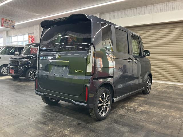 Ｎ－ＢＯＸカスタム ベースグレード　４ＷＤ　届出済未使用車　スマートキー　アイドリングストップ　衝突被害軽減システム　盗難防止システム　クリアランスソナー　シートヒーター　バックカメラ　サイドカメラ　ＬＥＤヘッドランプ　レーンアシスト（6枚目）