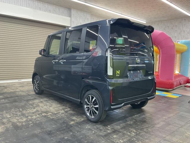 Ｎ－ＢＯＸカスタム ベースグレード　４ＷＤ　届出済未使用車　スマートキー　アイドリングストップ　衝突被害軽減システム　盗難防止システム　クリアランスソナー　シートヒーター　バックカメラ　サイドカメラ　ＬＥＤヘッドランプ　レーンアシスト（9枚目）