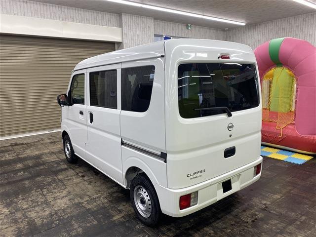 ＮＶ１００クリッパーバン 　４ＷＤ　ＦＭ／ＡＭチューナー　アイドリングストップ　パートタイム４ＷＤ　衝突被害軽減システム　ＬＥＤルームランプ　　エアコン　パワーステアリング（11枚目）