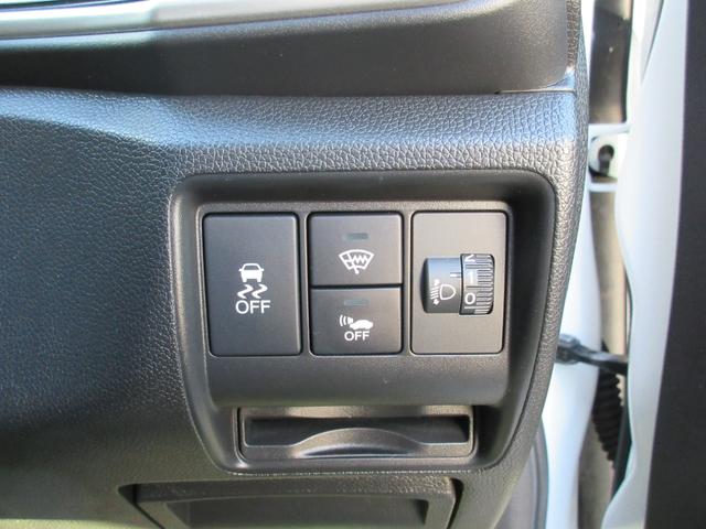 グレイス ハイブリッドＤＸ　４ＷＤ　純正Ｇａｔｈｅｒｓナビ　ワンセグ　Ｂｌｕｅｔｏｏｔｈ接続　ＥＴＣ車載器　バックカメラ　１５インチ社外アルミホイール　スマートキー（12枚目）