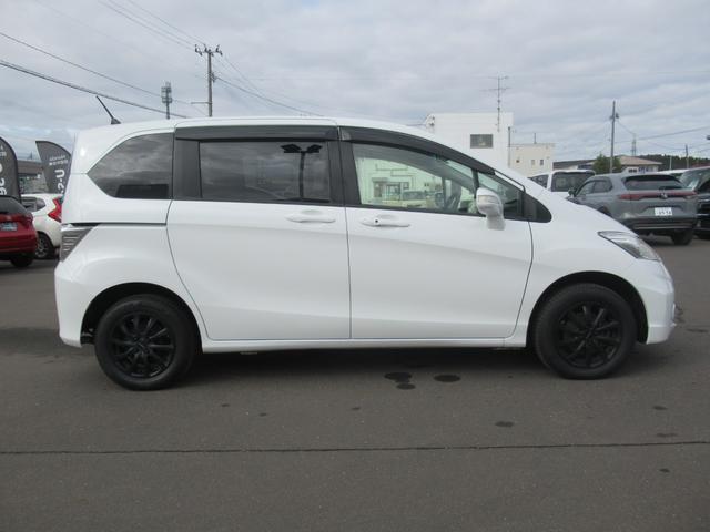 フリード Gジャストセレクション 4WD 純正ナビ ワンセグTV CD再生 リアカメラ ETC車載器 社外15インチアルミホイール 片側電動スライドドア 3列シート フロアマット 盗難防止装置(4枚目)