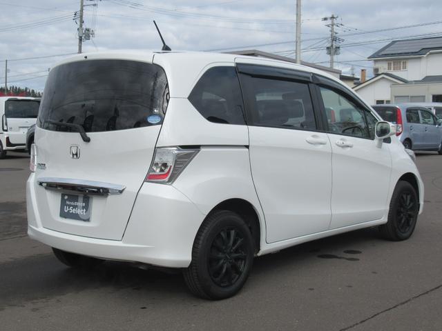 フリード Gジャストセレクション 4WD 純正ナビ ワンセグTV CD再生 リアカメラ ETC車載器 社外15インチアルミホイール 片側電動スライドドア 3列シート フロアマット 盗難防止装置(5枚目)