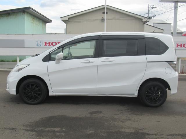 フリード Gジャストセレクション 4WD 純正ナビ ワンセグTV CD再生 リアカメラ ETC車載器 社外15インチアルミホイール 片側電動スライドドア 3列シート フロアマット 盗難防止装置(8枚目)