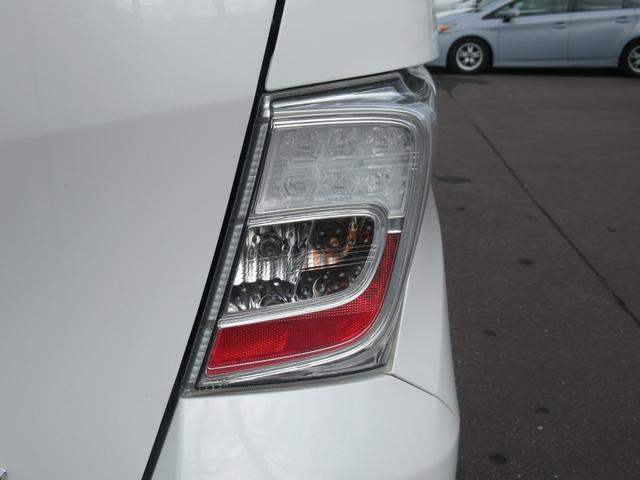 フリード Gジャストセレクション 4WD 純正ナビ ワンセグTV CD再生 リアカメラ ETC車載器 社外15インチアルミホイール 片側電動スライドドア 3列シート フロアマット 盗難防止装置(10枚目)