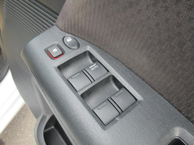 フリード Gジャストセレクション 4WD 純正ナビ ワンセグTV CD再生 リアカメラ ETC車載器 社外15インチアルミホイール 片側電動スライドドア 3列シート フロアマット 盗難防止装置(25枚目)