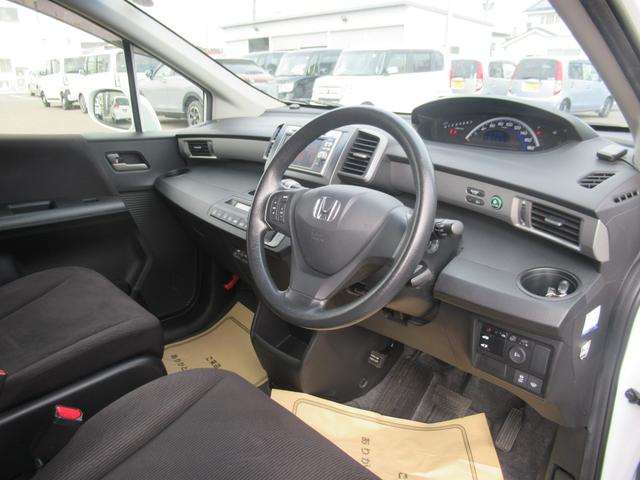 フリード Gジャストセレクション 4WD 純正ナビ ワンセグTV CD再生 リアカメラ ETC車載器 社外15インチアルミホイール 片側電動スライドドア 3列シート フロアマット 盗難防止装置(26枚目)