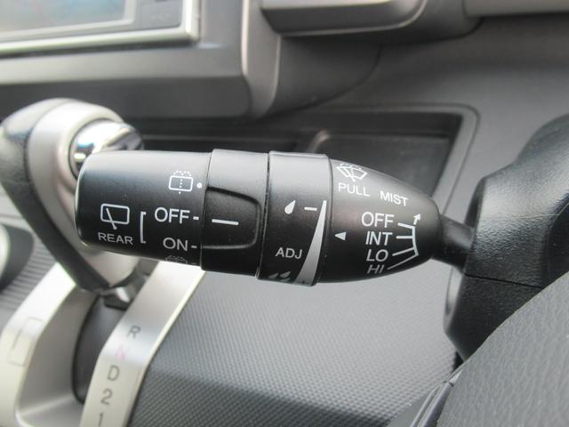 フリード Gジャストセレクション 4WD 純正ナビ ワンセグTV CD再生 リアカメラ ETC車載器 社外15インチアルミホイール 片側電動スライドドア 3列シート フロアマット 盗難防止装置(42枚目)