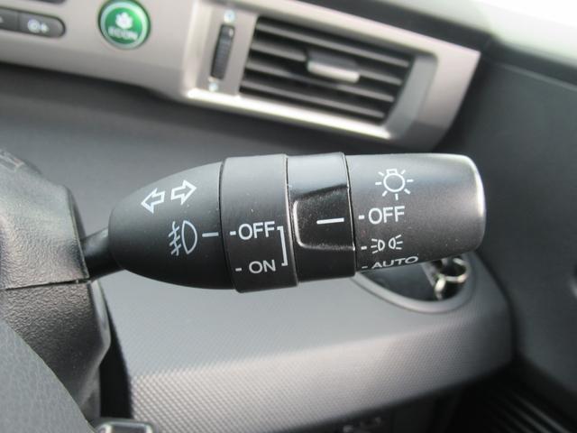 フリード Gジャストセレクション 4WD 純正ナビ ワンセグTV CD再生 リアカメラ ETC車載器 社外15インチアルミホイール 片側電動スライドドア 3列シート フロアマット 盗難防止装置(43枚目)