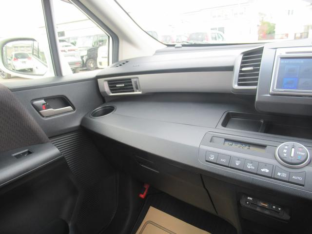 フリード Gジャストセレクション 4WD 純正ナビ ワンセグTV CD再生 リアカメラ ETC車載器 社外15インチアルミホイール 片側電動スライドドア 3列シート フロアマット 盗難防止装置(52枚目)