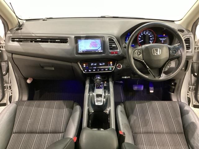 車内は光触媒抗菌消臭施工済です。スタイリッシュなデザインでスポーティなインパネ周りを演出します。グローブボックスやカップホルダーのほかにトレーなどたくさんの収納スペースが付いています。