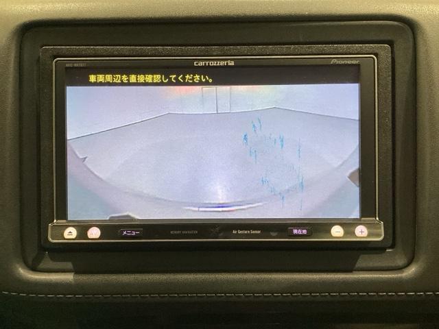 ギヤをＲ（バック）に入れるとナビの画面に後ろの映像が映るリアカメラ付です。後退時、コンディションが悪い視界でもカラーバックモニターがドライバーをサポートします。