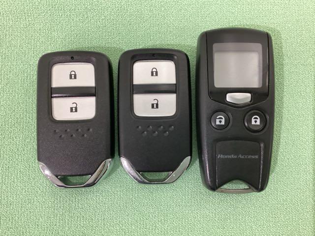 スマートキーを装備しています。鍵を差し込むことなくドアロックの開け閉めと、スタートボタン操作でのエンジンスタートができます。加えて、純正リモコンエンジンスターター用の操作キーもついています。