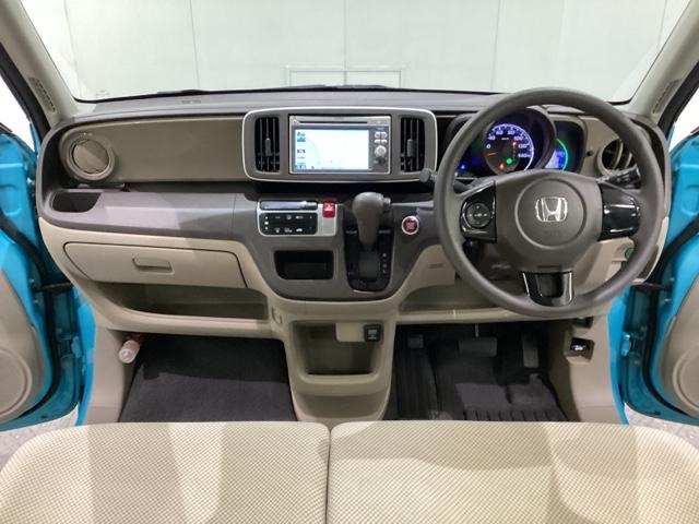 車内は光触媒抗菌消臭施工済です。スタイリッシュなデザインで暖かみのあるインパネ周りを演出します。グローブボックスやカップホルダーのほかにトレーなどたくさんの収納スペースが装備されています。