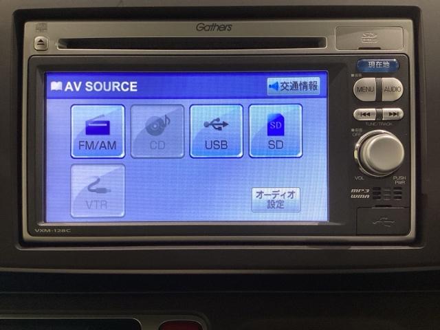 ナビゲーションはＧａｔｈｅｒｓ純正メモリーナビを搭載しています。ＣＤ再生の他に、ＵＳＢ端子、ＳＤカードスロットを使って外部入力から音楽などを楽しめます。