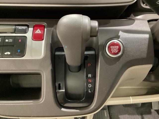 ＣＶＴ車のセレクトレバーです。低速から高速まで、変速ショックのないスムーズな走りを実現するとともに、エンジン効率のよい領域を維持することで燃費にも貢献します。