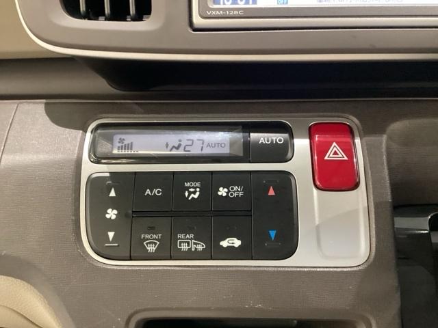セレクトレバーの左上にオートエアコンがついてますので、簡単操作で快適に過ごせます。リア熱線のスイッチの中に、雪道に対応したサイドミラーヒーターも入っています。