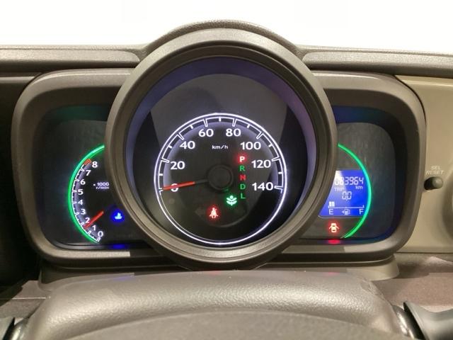 真ん中にスピードメーターを配した、見やすい３眼メーターになっています。右側のインフォメーション画面でオドメーターや燃費などの情報を確認できます。