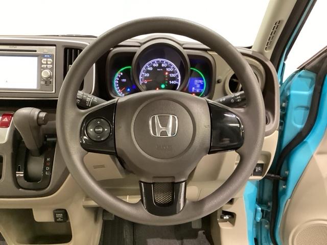 ステアリングスイッチがついていますので、オーディオのチャンネル変更、ボリューム、ジャンル変更が操作可能です。ハンドルから手を離さず安全に操作できます。