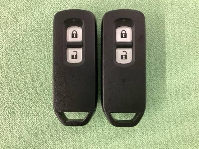 スマートキーを装備しています。鍵を差し込むことなくドアロックの開け閉めと、スタートボタン操作でのエンジンスタートができます。スペアキーも同じものを用意しております。