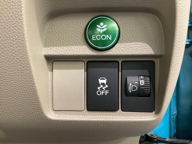 ハンドルの右側にはヘッドライトレベライザーとＶＳＡ（ＡＢＳ＋ＴＣＳ＋横滑り抑制）の解除スイッチがついています。ヘッドライトレベライザーは道路状況や積荷の加重に応じてライトの高さを調節できます。