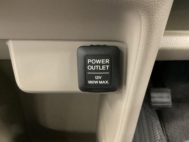 アクセサリーソケットはＵＳＢのアダプターなどをつければ、スマホの充電にも使えます。周辺には物が置けるボックスがついています。