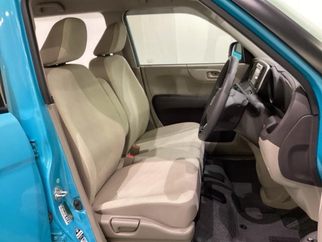 女性でも運転がしやすいように、シートの高さ調整機能（シートリフター）がついています。運転席と助手席の間が空いている為、助手席側への移動がスムーズです。交通量の多い道でも助手席側から乗り降りができます。