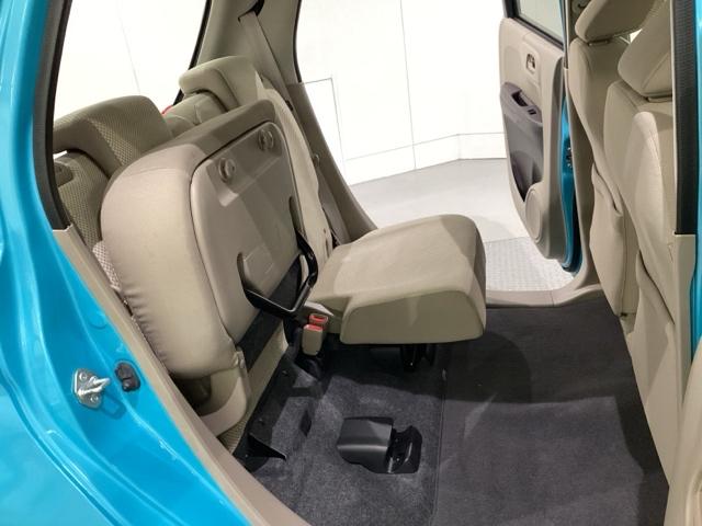 リアシートの背もたれは２段階の角度調節がついています。お好みの位置でゆったりお乗りいただけます。座面を跳ね上げて収納スペースを広くすることも可能です。