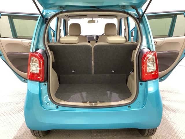 開口部も広く荷物の積み下ろしもしやすいお車となっております。シートの背もたれは５：５の割合で分割して可倒できるので、長いお荷物などを載せることもできます。