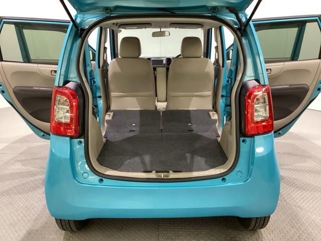 リアシートの背もたれを倒してさらに広々としたトランクスペースになります。段差も少なく荷物の出し入れもしやすくなっています。