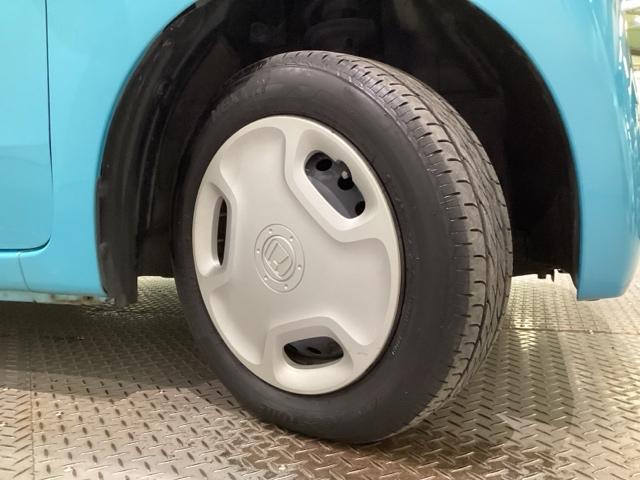 純正スチールホイールには専用ホイールトリム（カバー）を装着しております。足元を引き立てます。