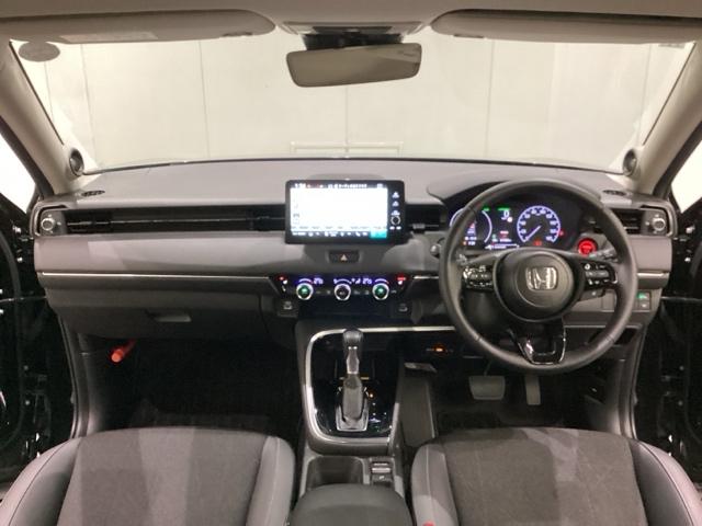 車内は光触媒抗菌消臭施工済です。インパネ周りはスタイリッシュなデザインで機能や装備も充実しています。グローブボックスやカップホルダーのほかにトレーなどたくさんの収納スペースが付いています。