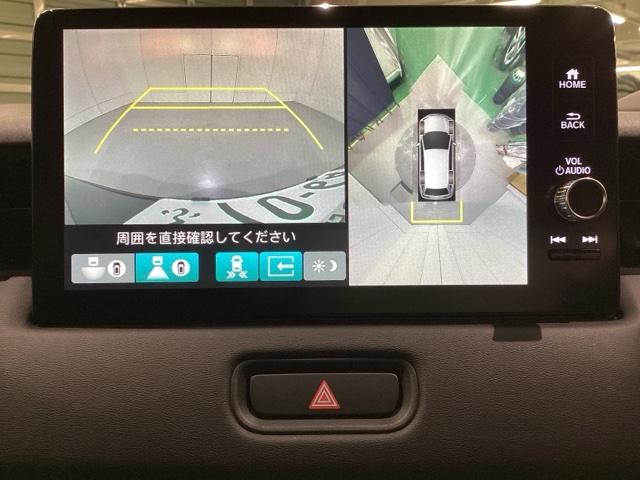 マルチビューカメラシステム搭載車です。お車の周囲を全方位でカバーします。後方・前方・両脇と、コンディションが悪い視界でもカラーモニターに映し出した映像がドライバーをサポートします。