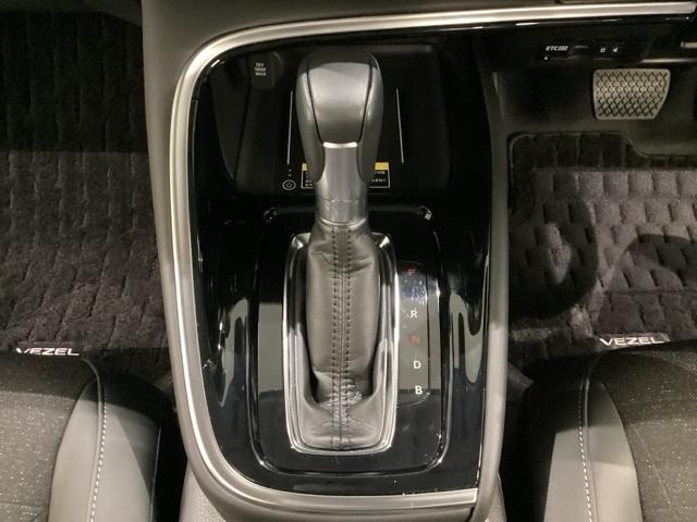 ＣＶＴ車のセレクトレバーです。低速から高速まで、変速ショックのないスムーズな走りと、エンジン効率のよい領域を維持して燃費にも貢献します。サイドブレーキはスイッチ操作の電子制御パーキングブレーキです。