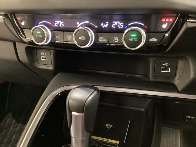 オートエアコンがついてます。左右独立で温度設定のできるデュアルオートエアコンです。パネル内のシートヒータースイッチは前席の左右別々に３段階で温度設定ができます。