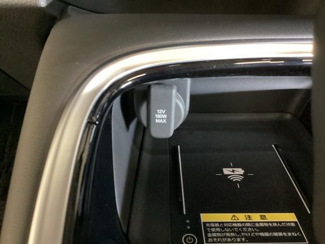 センターコンソールにはワイヤレス充電器を装備してます。Ｑｉ（チー）規格対応のスマートフォンなどを置くだけでワイヤレスで充電可能です。