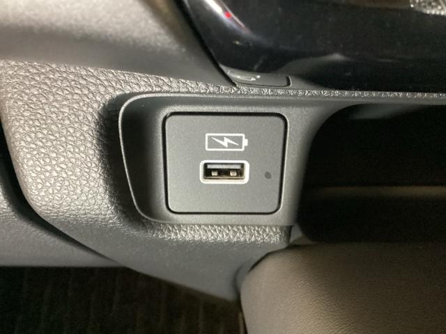 エアコン操作パネルの下に、スマートフォンなどの充電可能なＵＳＢ端子がついています。移動中に充電もできるので便利です。