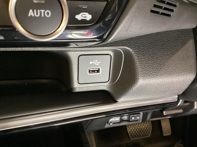 エアコン操作パネルの下に、スマートフォンなどの音源などの外部入力の可能なＵＳＢ端子がついています。