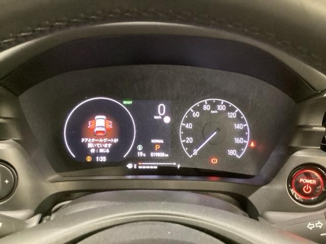 ハイブリット車専用のメーターです。右側の大型スピードメーターに加え、ステアリングスイッチを使って左のマルチインフォメーション・ディスプレイで燃費や動力伝達などの情報が見れるようになっています。