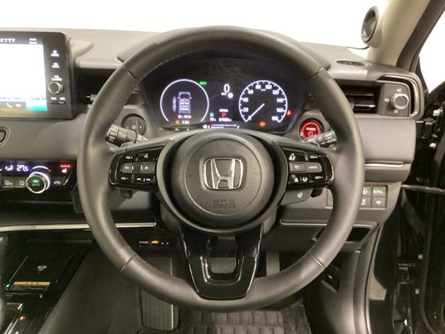 ステアリングスイッチはオーディオのボリュームなどの操作スイッチの他に、レフトセレクターホイールを装備。中央部を指先で上下に動かすことで、マルチインフォメーション・ディスプレイの各表示が確認できます。