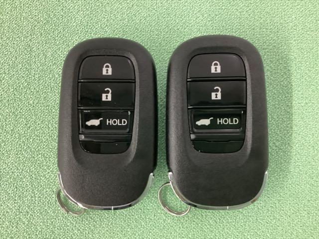 スマートキーを装備しています。鍵を差し込むことなくドアロックの開け閉めと、スタートボタン操作でのエンジンスタートができます。ボタン操作でトランクが開けられる電動テールゲートのボタンもついています。