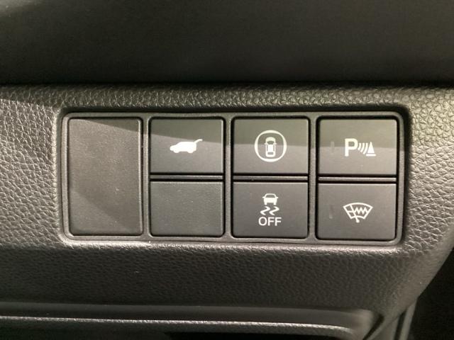 Ｈｏｎｄａセンシング用の、ＶＳＡ（ＡＢＳ＋ＴＣＳ＋横滑り抑制）解除スイッチなどはハンドルの右側に装備しています。