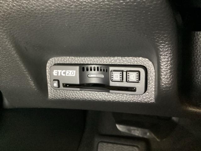 ハンドルの左下にＥＴＣがついています。高速道路の料金所の通過も楽々です！。　カードの取り出しもしやすい場所についています。