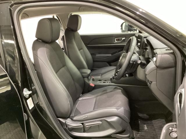 女性でも運転がしやすいように、シートの高さ調整機能（シートリフター）がついています。広い足元にゆったり座れるシートには肘掛も装備しており長距離の運転でも疲れにくいシートです。